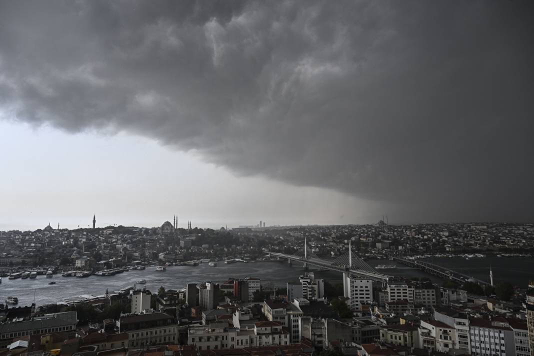 İstanbul'da sağanak hayatı felç etti! Araçlar sular altında kaldı 80